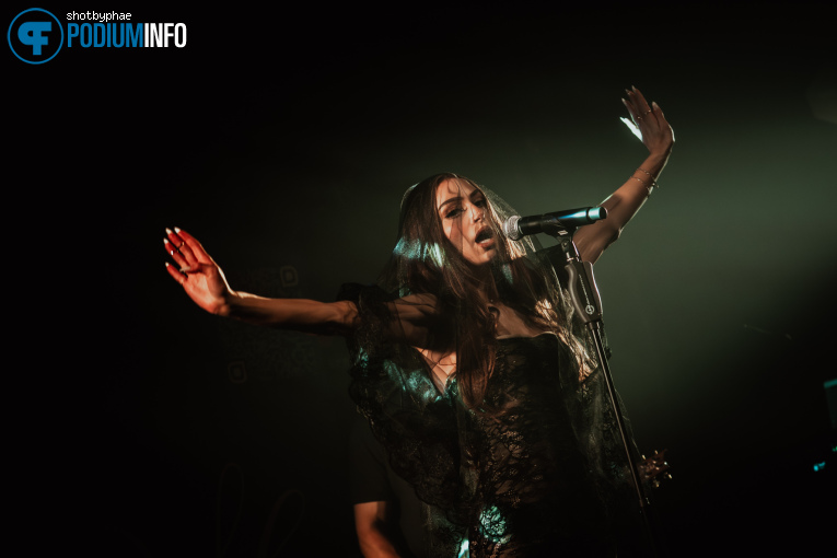 Ana Sky op Leah Kate - 10/05 - TivoliVredenburg foto