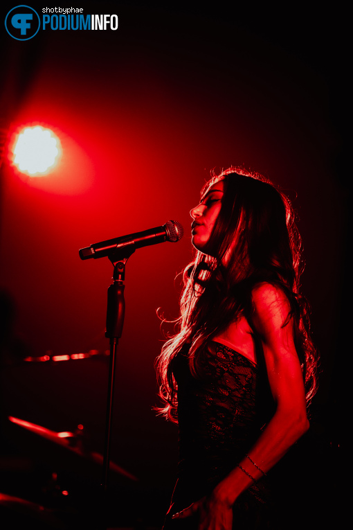 Ana Sky op Leah Kate - 10/05 - TivoliVredenburg foto