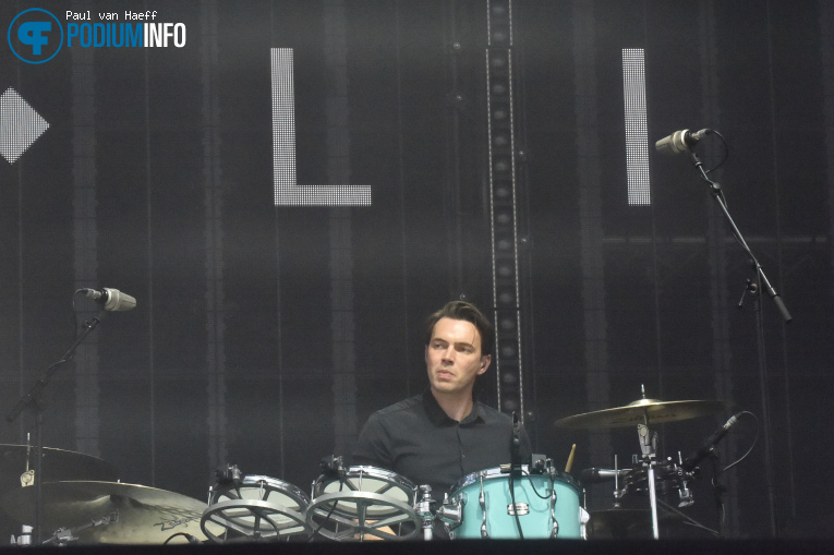 White Lies op Snow Patrol - 12/06 - Stadspark Groningen foto
