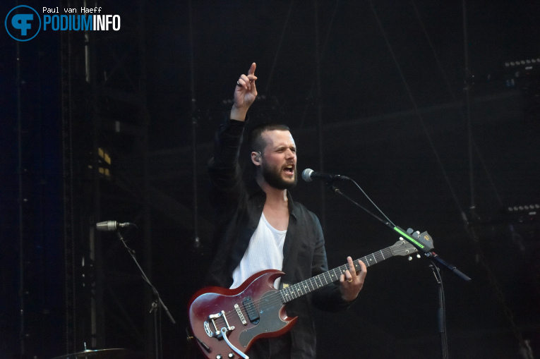 White Lies op Snow Patrol - 12/06 - Stadspark Groningen foto
