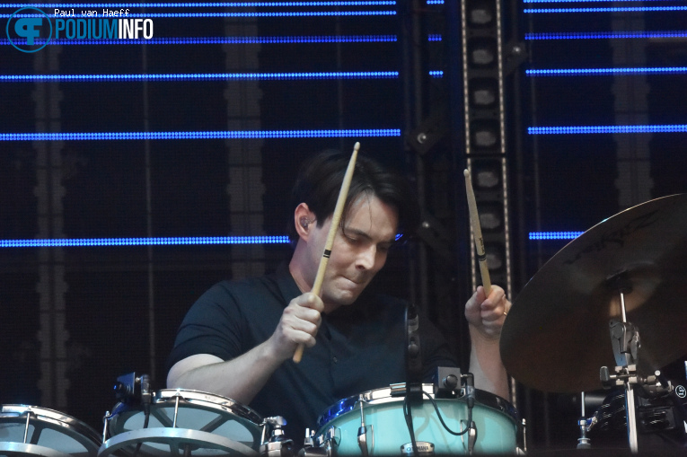 White Lies op Snow Patrol - 12/06 - Stadspark Groningen foto