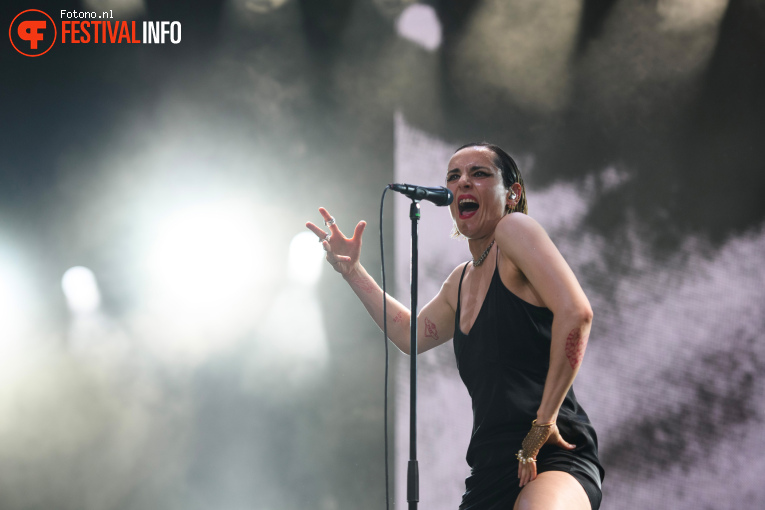 Jehnny Beth op Pinkpop 2026 - zaterdag foto