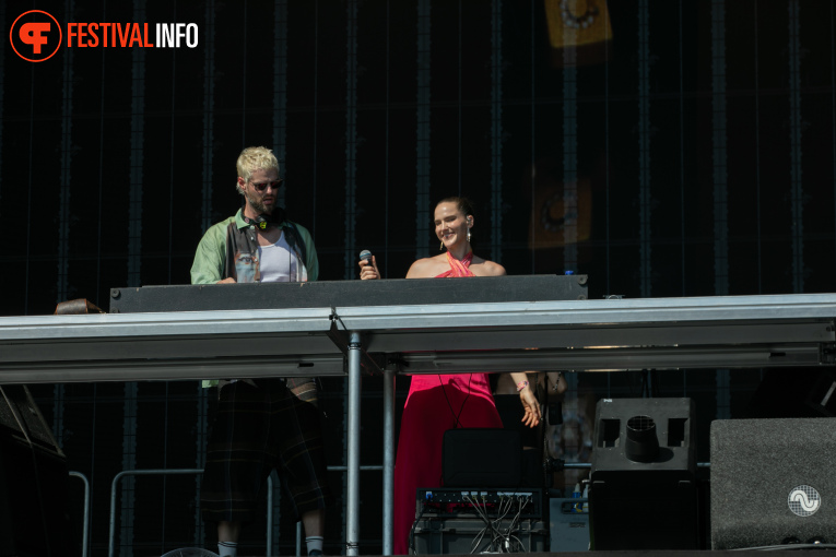 Sofi Tukker op Pinkpop 2026 - zaterdag foto