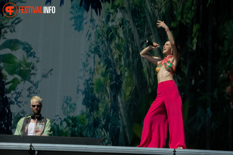 Sofi Tukker op Pinkpop 2026 - zaterdag foto