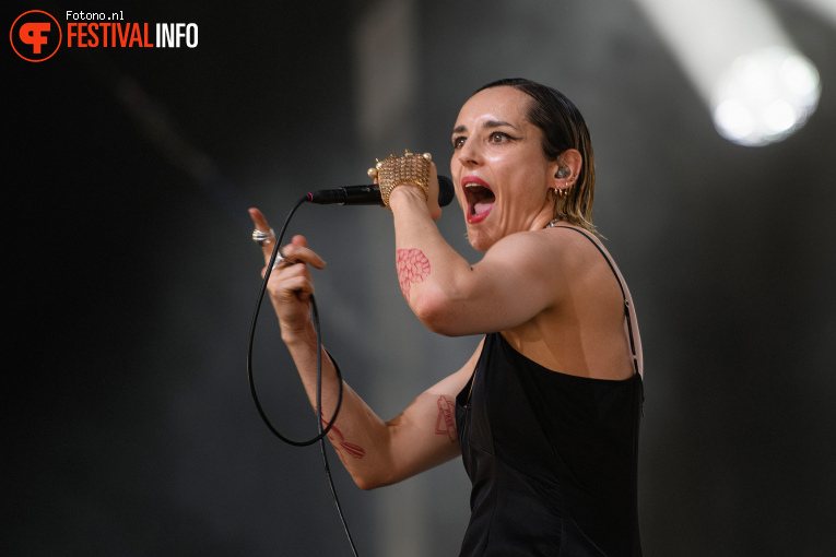 Jehnny Beth op Pinkpop 2026 - zaterdag foto