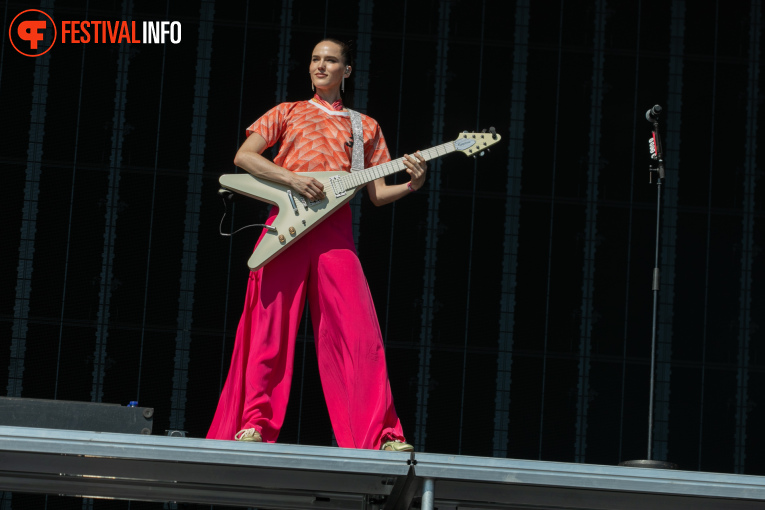 Sofi Tukker op Pinkpop 2026 - zaterdag foto