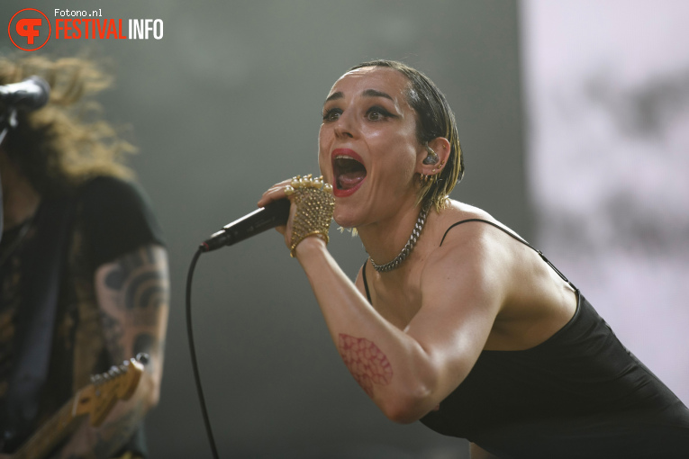 Jehnny Beth op Pinkpop 2026 - zaterdag foto