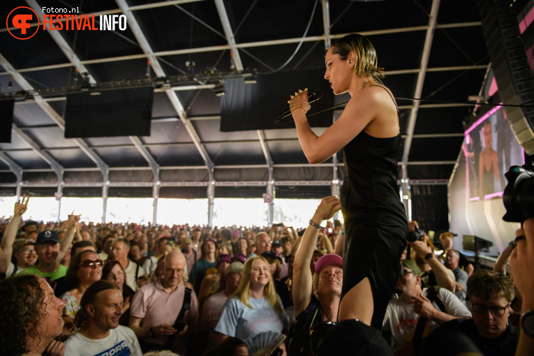 Jehnny Beth op Pinkpop 2026 - zaterdag foto