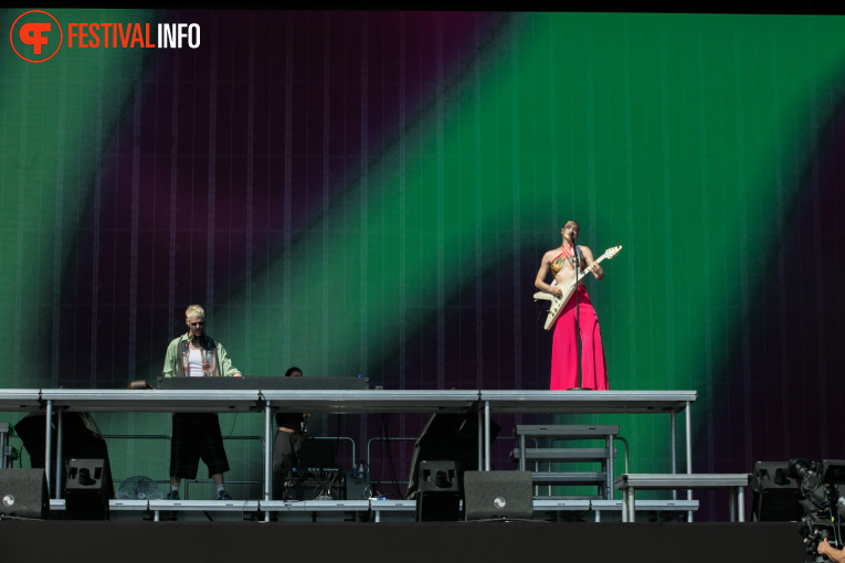 Sofi Tukker op Pinkpop 2026 - zaterdag foto