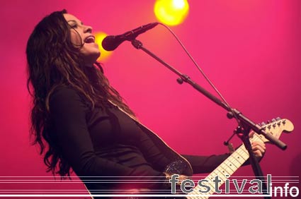 Alanis Morissette op Dauwpop 2005 foto