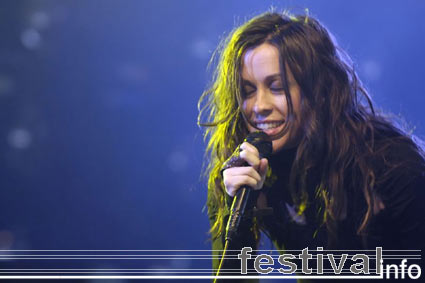 Alanis Morissette op Dauwpop 2005 foto