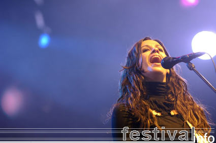 Alanis Morissette op Dauwpop 2005 foto