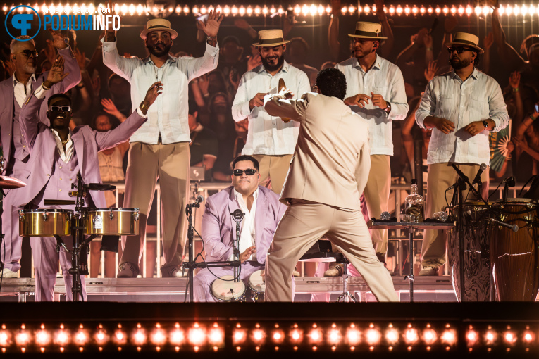Bad Bunny op Bad Bunny - DeBÍ TiRAR MáS FOToS World Tour - 23/06 - Gelredome foto