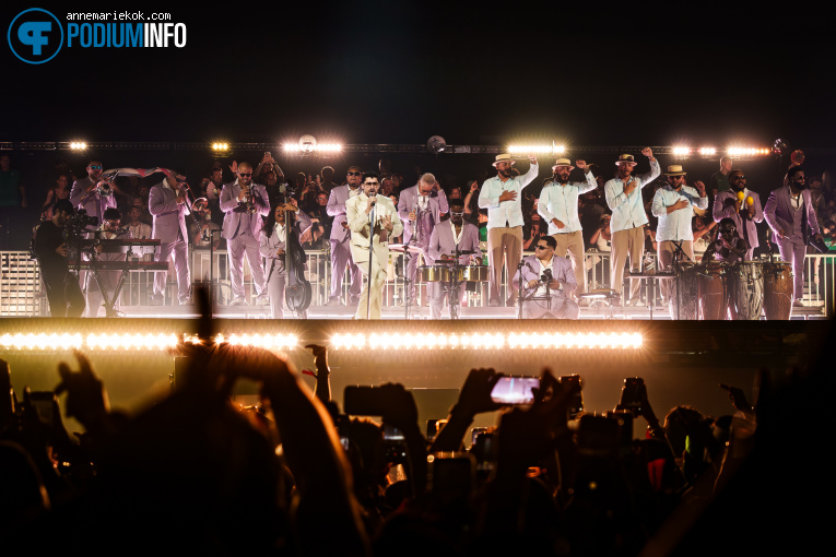 Bad Bunny op Bad Bunny - DeBÍ TiRAR MáS FOToS World Tour - 23/06 - Gelredome foto