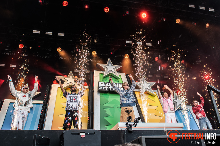 Bankzitters op Zwarte Cross Festival 2026 - Zaterdag foto