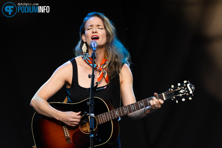 Dawn Landes op Bonnie Prince Billy - 07/08 - Openluchttheater Caprera foto