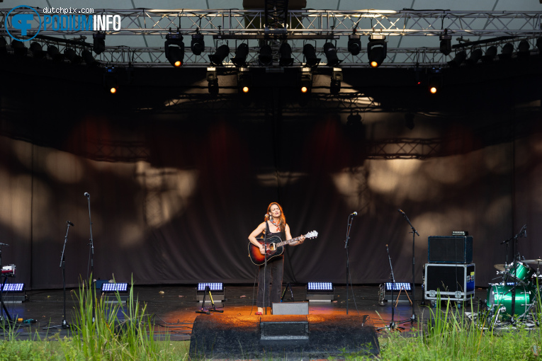 Dawn Landes op Bonnie Prince Billy - 07/08 - Openluchttheater Caprera foto