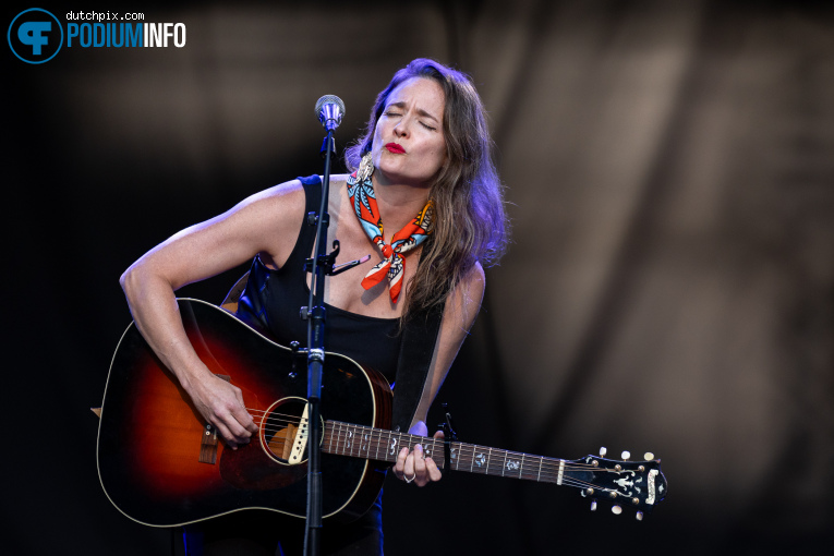Dawn Landes op Bonnie Prince Billy - 07/08 - Openluchttheater Caprera foto
