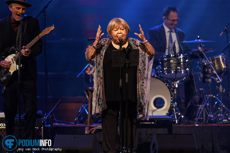 Mavis Staples op Mavis Staples - 10/08 - Concertgebouw foto
