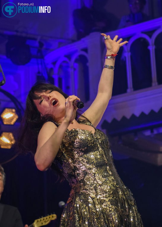 Imelda May op Ronnie Wood and his band - 08/09 - Paradiso foto