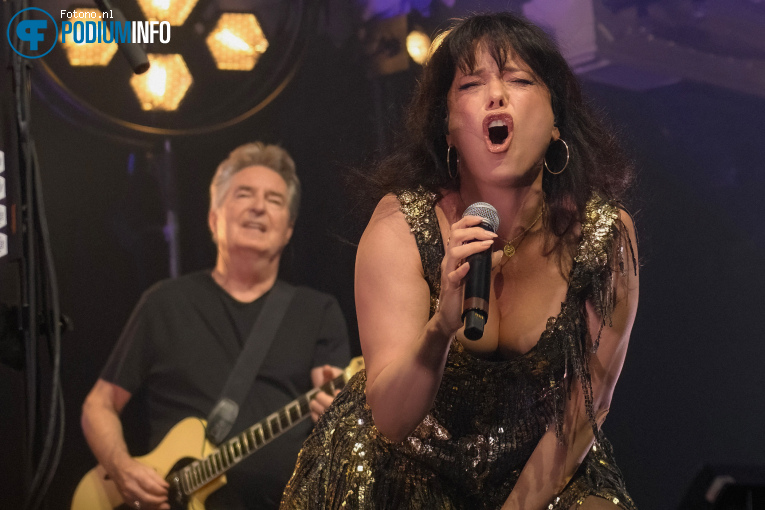 Imelda May op Ronnie Wood and his band - 08/09 - Paradiso foto