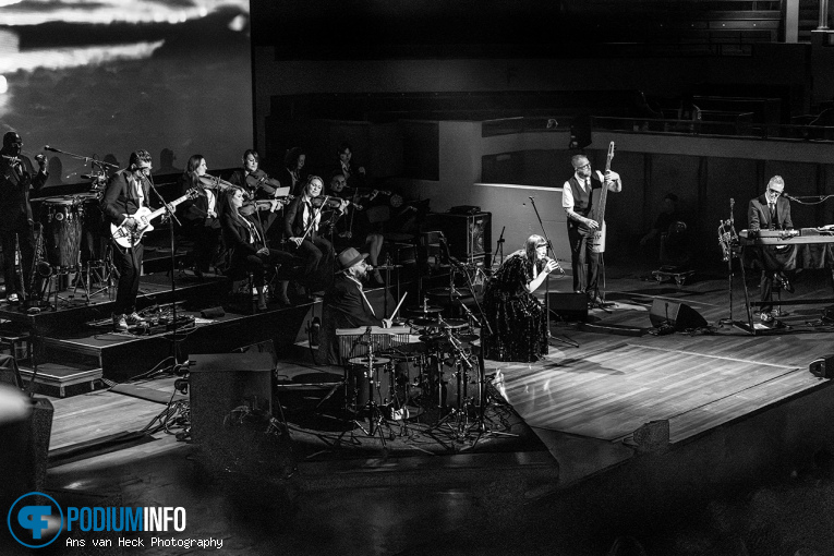 Fun Lovin' Criminals op Fun Lovin’ Criminals + orkest - 17/09 - TivoliVredenburg foto