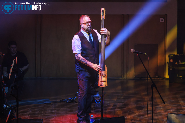 Fun Lovin' Criminals op Fun Lovin’ Criminals + orkest - 17/09 - TivoliVredenburg foto