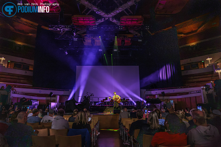 Rob Eberle op Fun Lovin’ Criminals + orkest - 17/09 - TivoliVredenburg foto