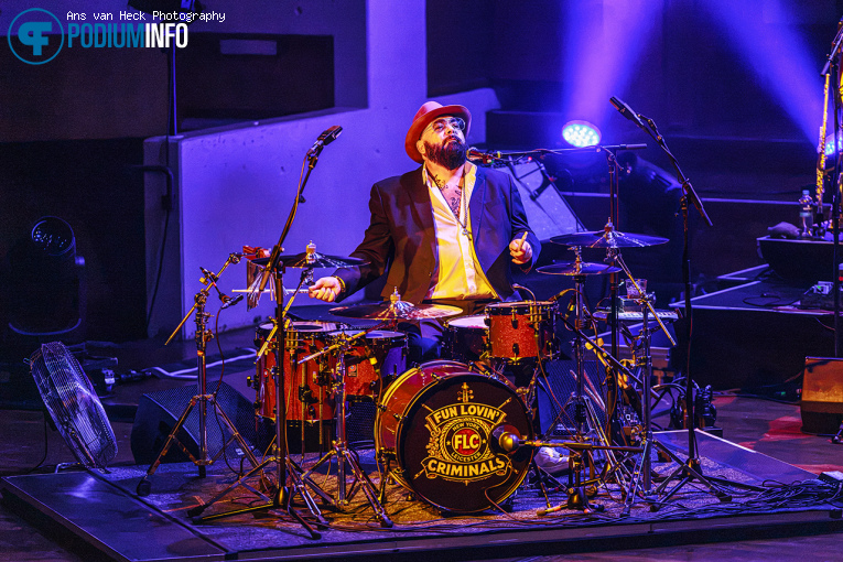 Fun Lovin' Criminals op Fun Lovin’ Criminals + orkest - 17/09 - TivoliVredenburg foto