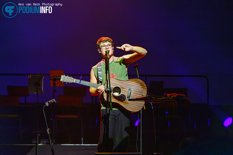 Rob Eberle op Fun Lovin’ Criminals + orkest - 17/09 - TivoliVredenburg foto