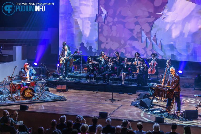 Fun Lovin' Criminals op Fun Lovin’ Criminals + orkest - 17/09 - TivoliVredenburg foto