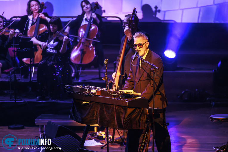 Fun Lovin' Criminals op Fun Lovin’ Criminals + orkest - 17/09 - TivoliVredenburg foto