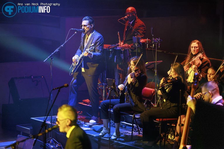 Fun Lovin' Criminals op Fun Lovin’ Criminals + orkest - 17/09 - TivoliVredenburg foto