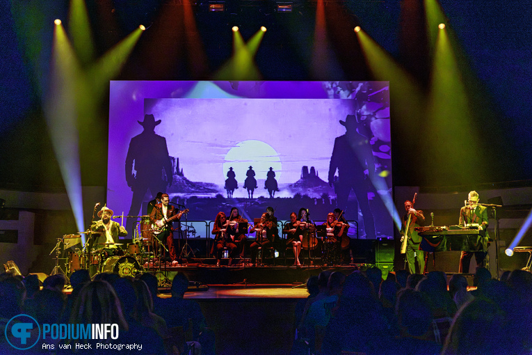 Fun Lovin' Criminals op Fun Lovin’ Criminals + orkest - 17/09 - TivoliVredenburg foto