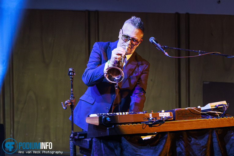 Fun Lovin' Criminals op Fun Lovin’ Criminals + orkest - 17/09 - TivoliVredenburg foto