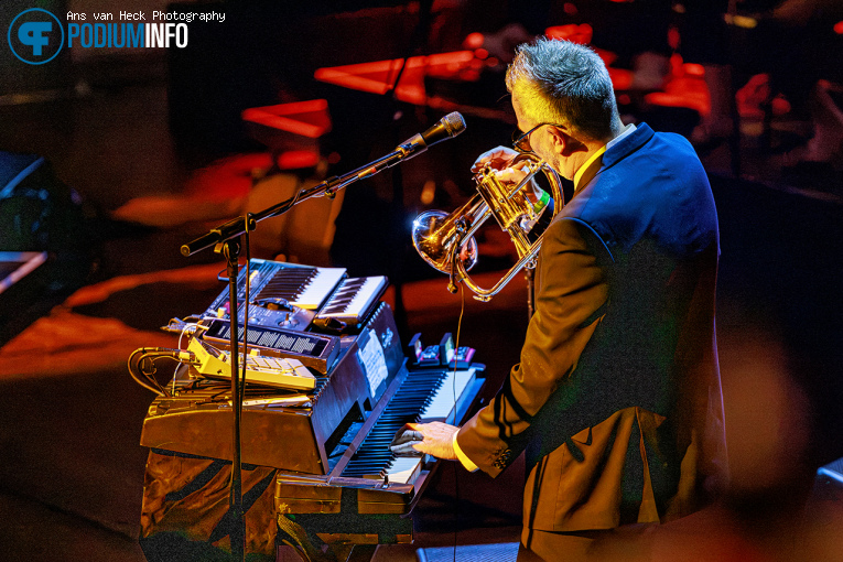 Fun Lovin' Criminals op Fun Lovin’ Criminals + orkest - 17/09 - TivoliVredenburg foto