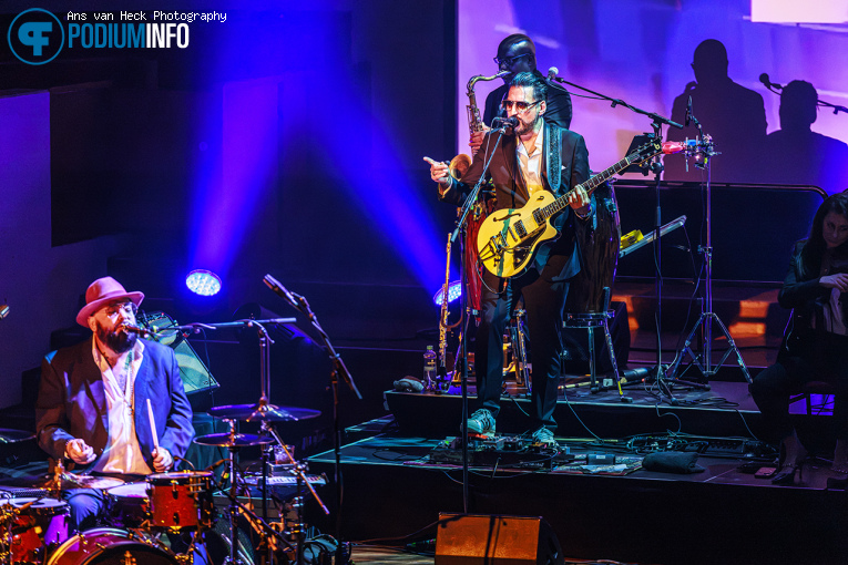 Fun Lovin' Criminals op Fun Lovin’ Criminals + orkest - 17/09 - TivoliVredenburg foto