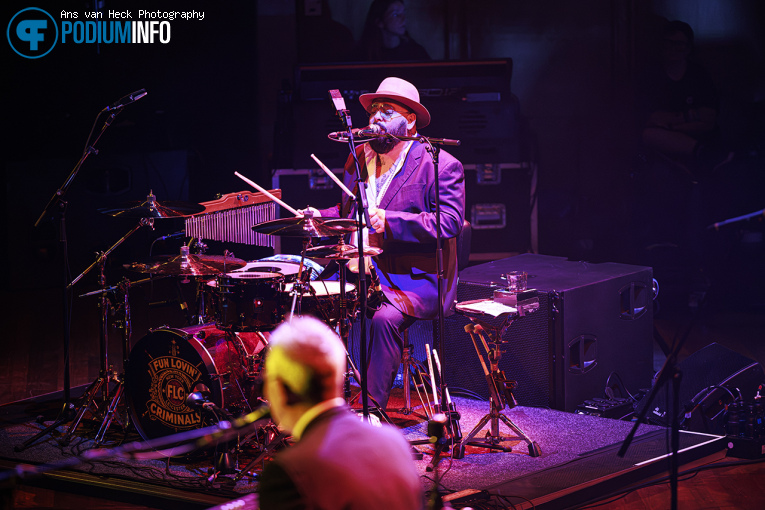Fun Lovin' Criminals op Fun Lovin’ Criminals + orkest - 17/09 - TivoliVredenburg foto