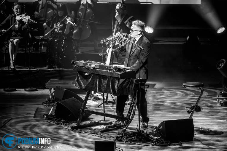 Fun Lovin' Criminals op Fun Lovin’ Criminals + orkest - 17/09 - TivoliVredenburg foto