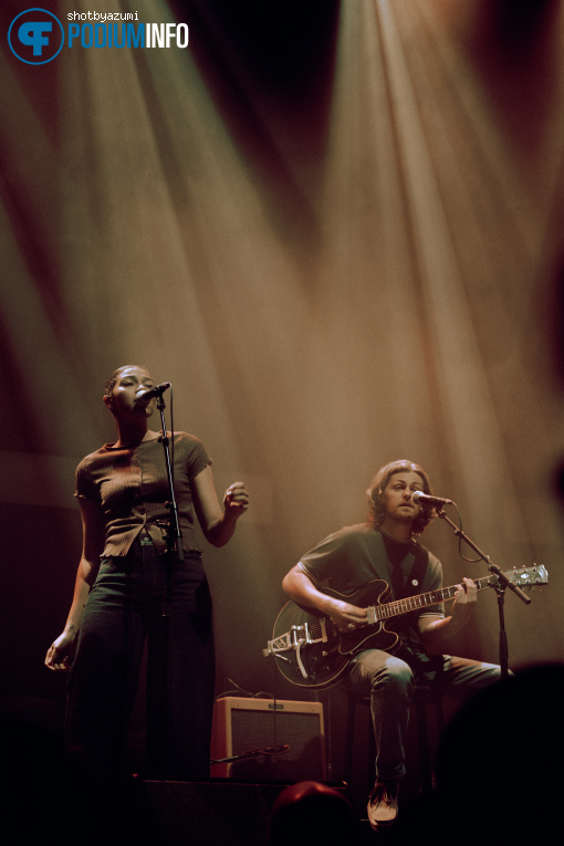 Brooke Combe op Jalen Ngonda - 02/10 - Paradiso foto