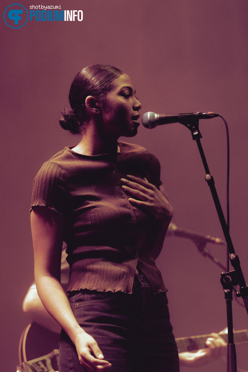 Brooke Combe op Jalen Ngonda - 02/10 - Paradiso foto