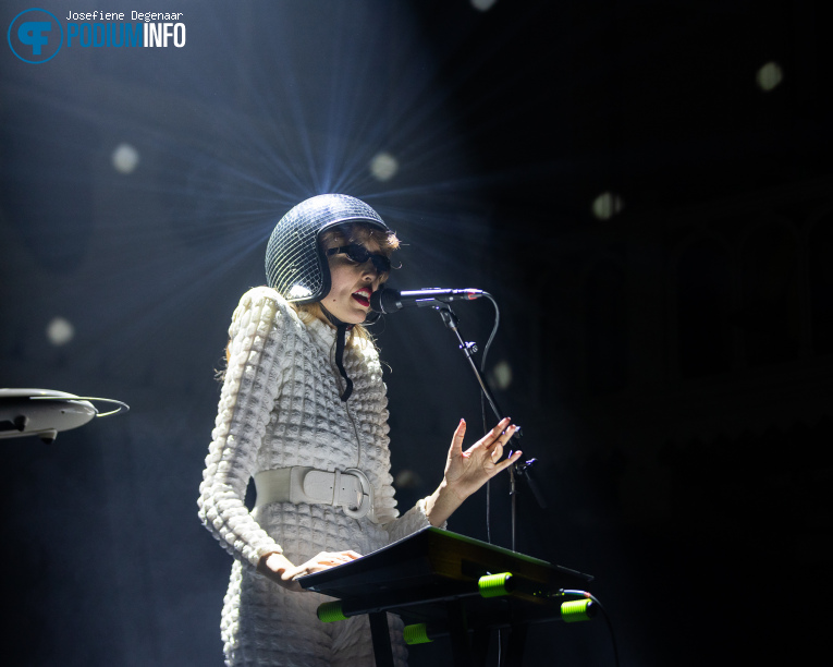 Ora The Molecule op Young the Giant - 15/10 - Paradiso foto