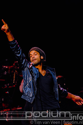 Alain Clark op Symphonica in Rosso Presents: Diana Ross - 16/10 - Gelredome foto