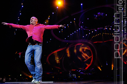 Paul de Leeuw op Marco Borsato - 21/10 - Gelredome foto