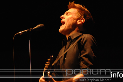 Bryan Adams op Bryan Adams - 13/11 - De Doelen foto
