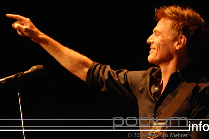 Bryan Adams op Bryan Adams - 13/11 - De Doelen foto