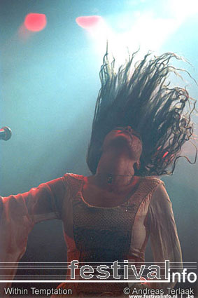 Within Temptation op Lowlands 2002 foto