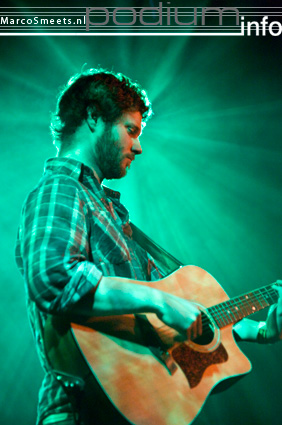 Dan Mangan op Laura Jansen - 6/12 - Effenaar foto