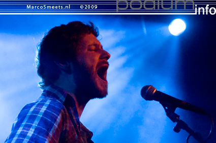 Dan Mangan op Laura Jansen - 6/12 - Effenaar foto