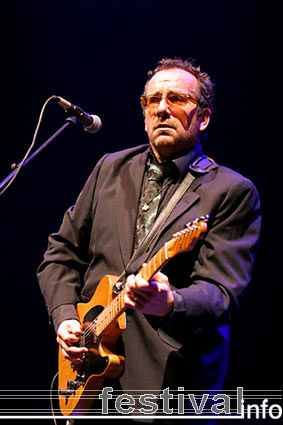 Elvis Costello op Rock Werchter 2005 foto